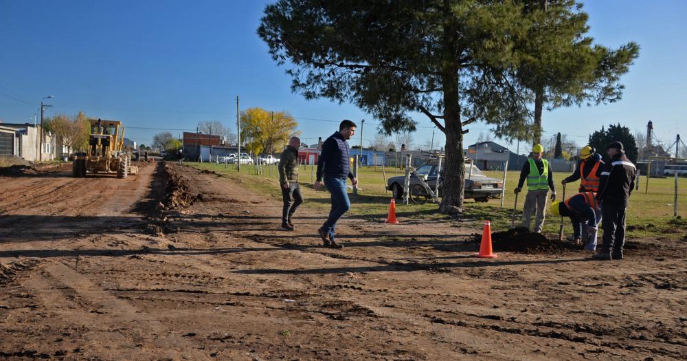 Barrio Carlos Pellegrini en movimiento- comenzoacute la construccioacuten del cordoacuten cuneta