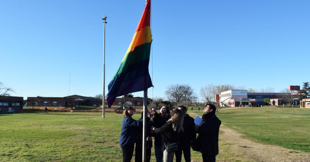 Se izoacute la bandera del Orgullo en el Complejo Universitario de Olavarriacutea