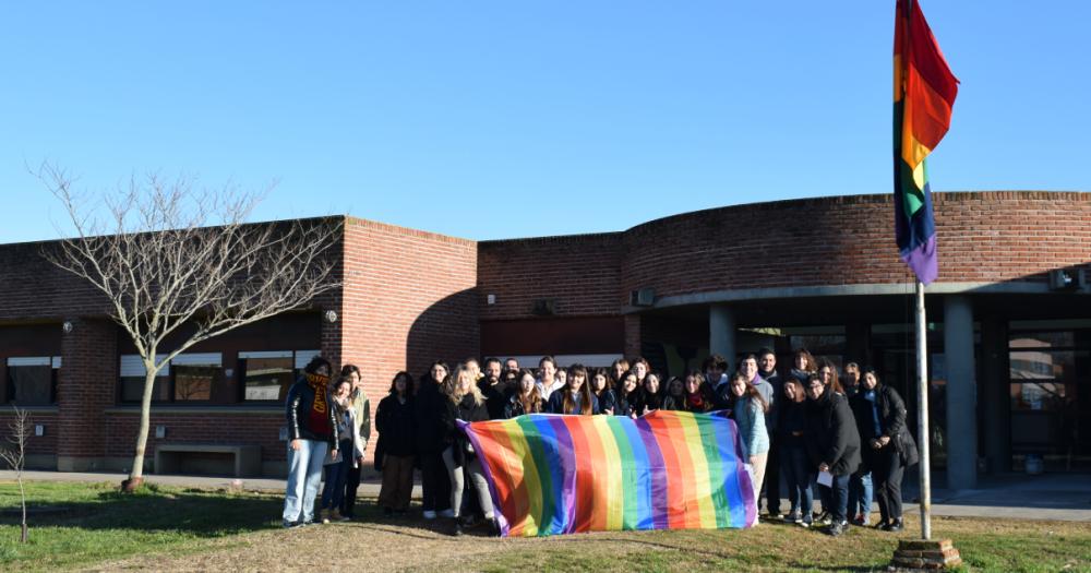 Se izoacute la bandera del Orgullo en el Complejo Universitario de Olavarriacutea