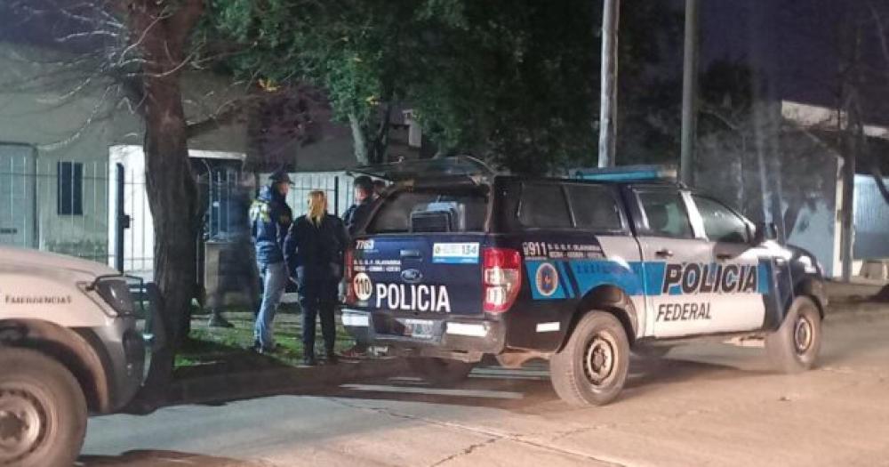 Boliacutevar- aprehendieron a un penitenciario al que le encontraron drogas y un arma en su domicilio