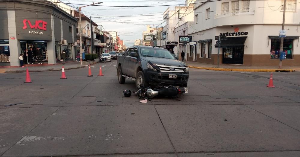 Una motociclista fue hospitalizada tras chocar con una camioneta