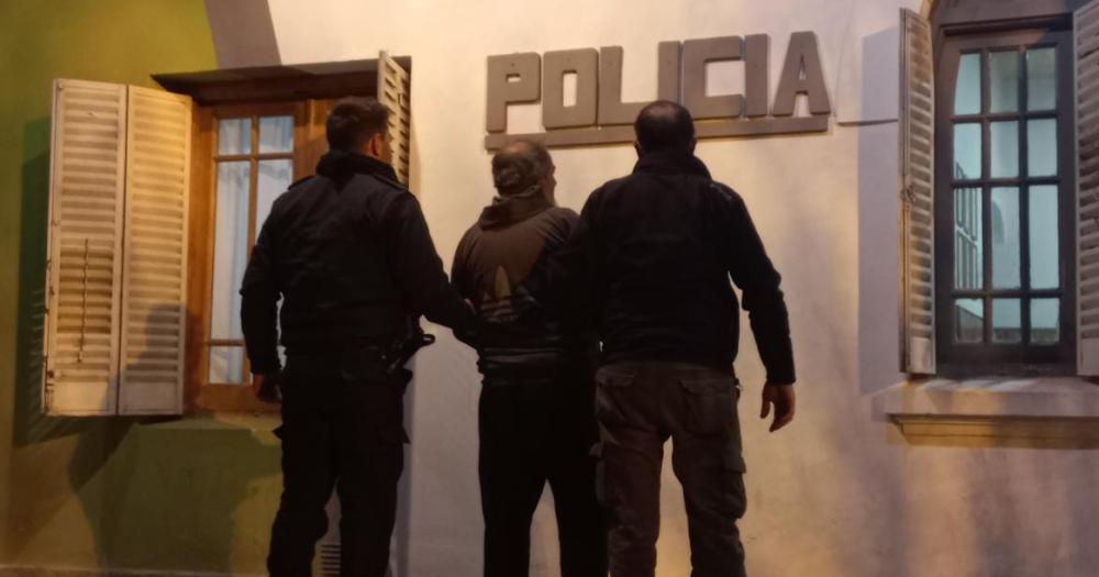 Detuvieron a un policiacutea por varios hechos de violencia de geacutenero y un intento de femicidio