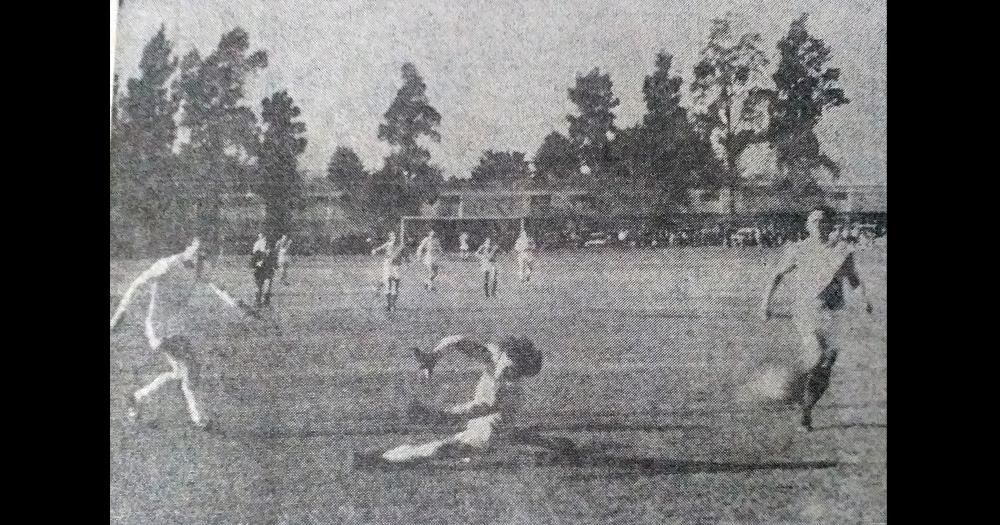 1973 En su debut en el Campeonato de Fútbo la Selección de Olavarría empataba 2 a 2 con la de 9 de Julio (en la foto un gol de Tito Alonso)