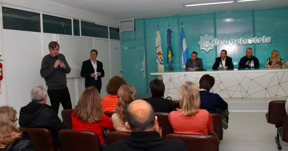 Charla en Coopelectric sobre la Asociacioacuten de Bomberos Voluntarios de Olavarriacutea- el queacute y coacutemo de la profesioacuten