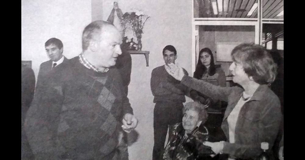 1998 El diario El Popular cumplía 99 años y su directora Graciela Pagano entregaba un presente a Pedro Broglia por haber cumplido 30 años de trabajo