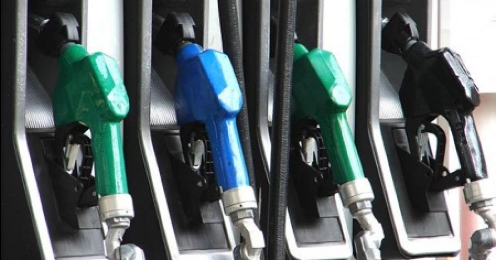 Postergan hasta noviembre la suba de impuestos que afectan a los combustibles