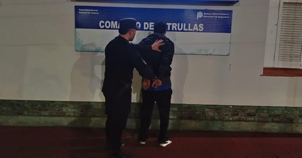 Forcejeaba con otro hombre intervino la policiacutea e intento golpearlos