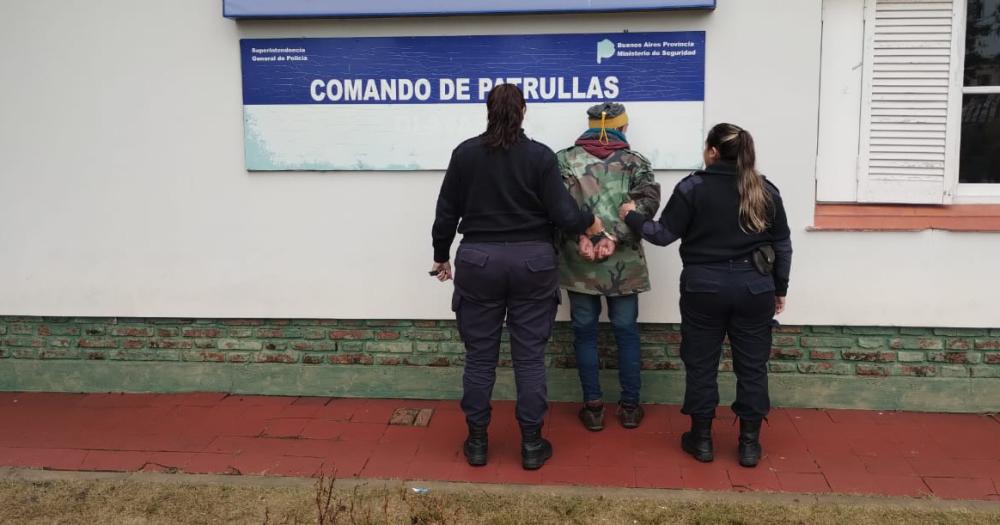 Ocasionoacute disturbios en la viacutea puacuteblica agredioacute al personal policial y terminoacute detenido