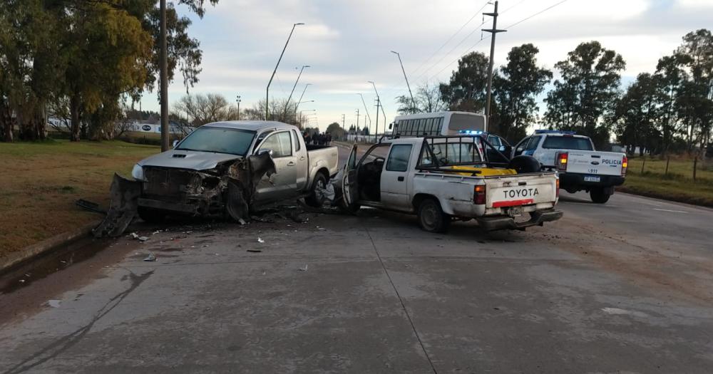 Dos hombres fueron hospitalizados tras un fuerte choque entre dos camionetas