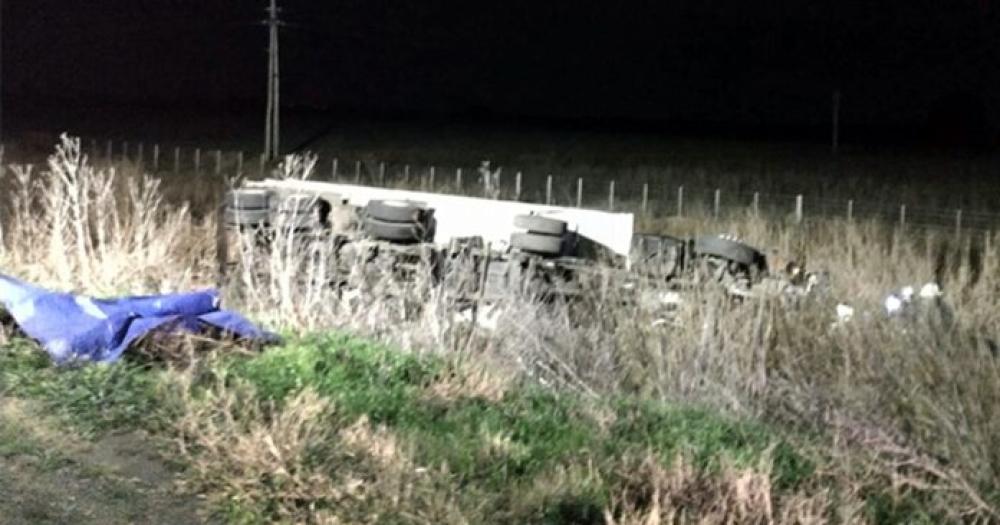 Volcoacute un camioacuten en la Ruta 65 entre Boliacutevar y 9 de Julio y fallecioacute el chofer