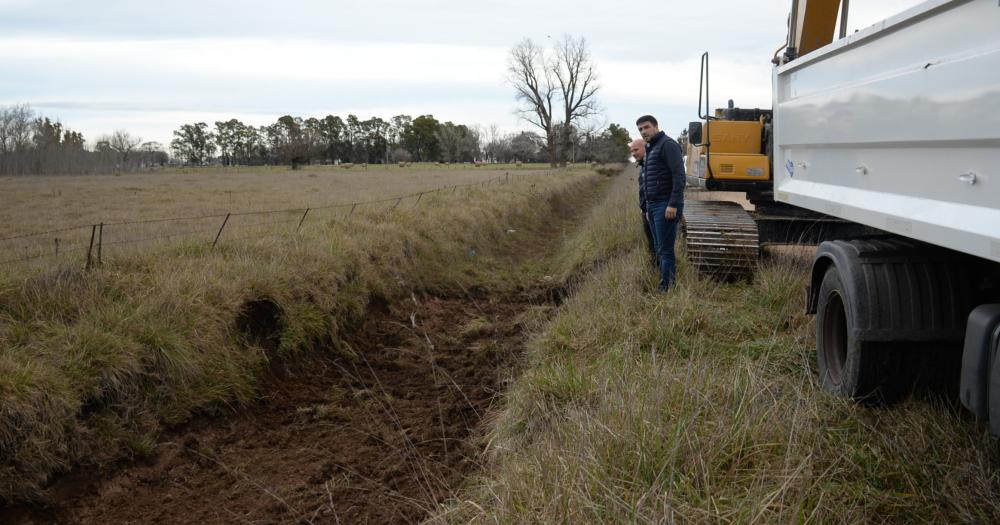 Con recursos municipales se ejecutan obras de limpieza de canales en la ciudad