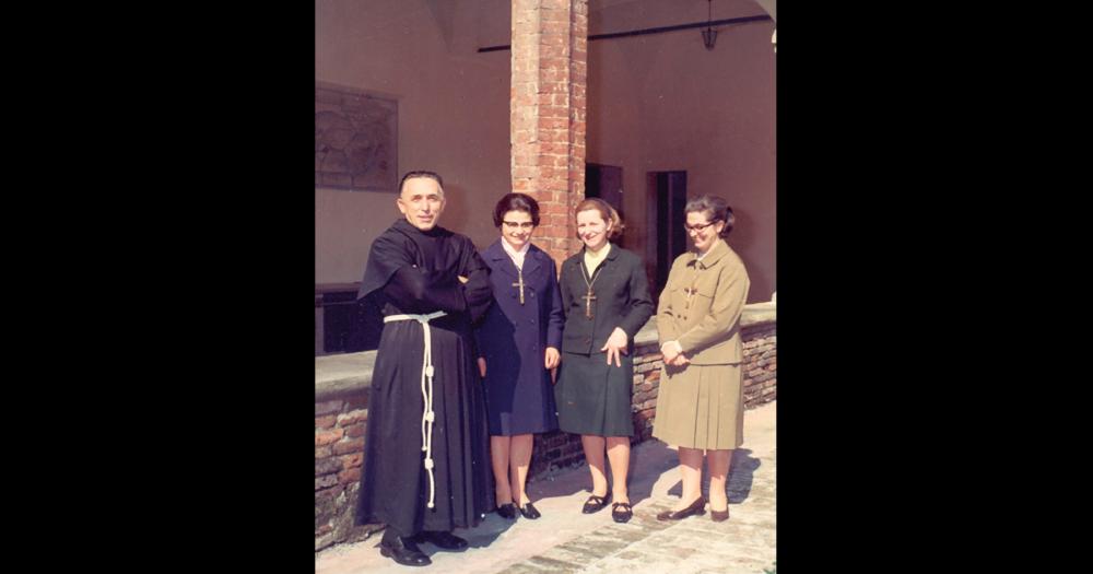 De izquierda a derecha- padre Luis Faccenda Savina Venturelli Rita Biasin y Amelia Benfenati las tres primeras misioneras de la Inmaculada Padre Kolbe que arribaron a la Argentina hace 54 años