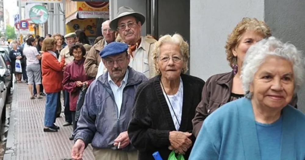 Maacutes de un milloacuten de jubilados y pensionados cobraraacuten un adicional por el aumento del salario miacutenimo