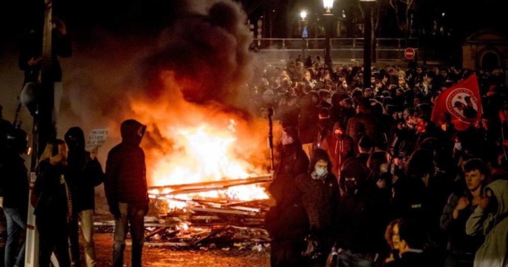 Maacutes de 200 autos quemados y casi 100 detenidos durante la noche de la fiesta nacional de Francia