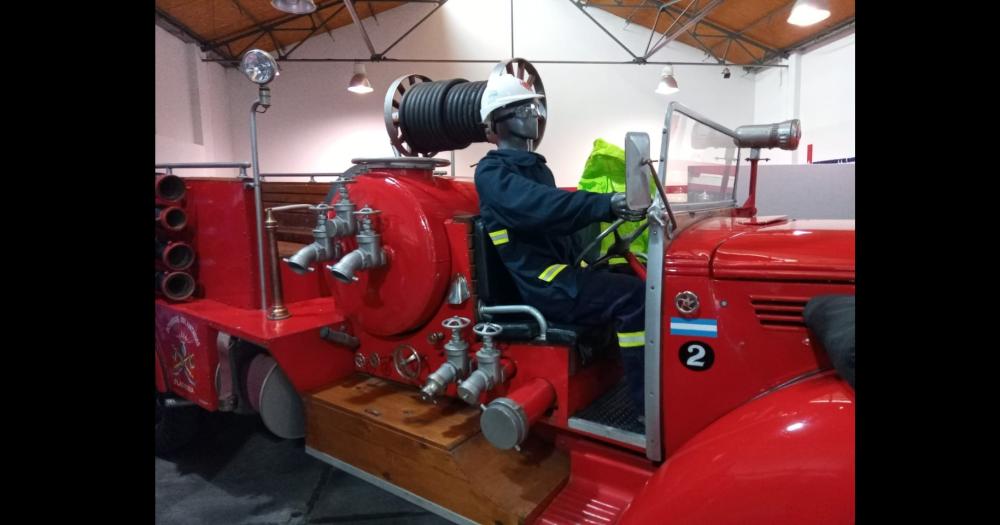 Se inaugura la muestra Heacuteroes sin capa en homenaje a los Bomberos Voluntarios de Olavarriacutea