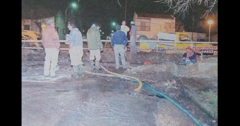  1998 La rotura de un caño central de la red de agua corriente en Pringles casi Bolívar dejaba sin dicho servicio a la ciudad de Olavarría durante m�s de 24 horas