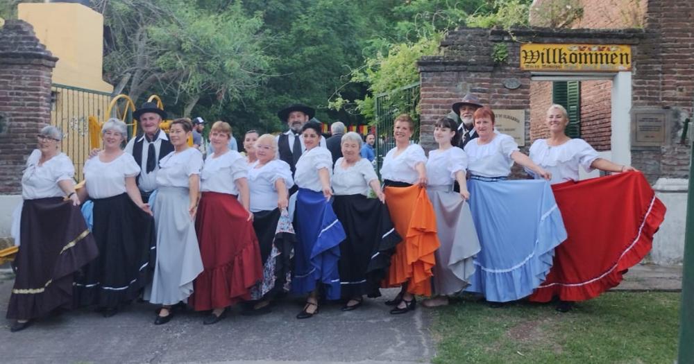 Escuela Municipal de Danzas- Ademaacutes de que aprendan a bailar formamos a nuestros alumnos como personas