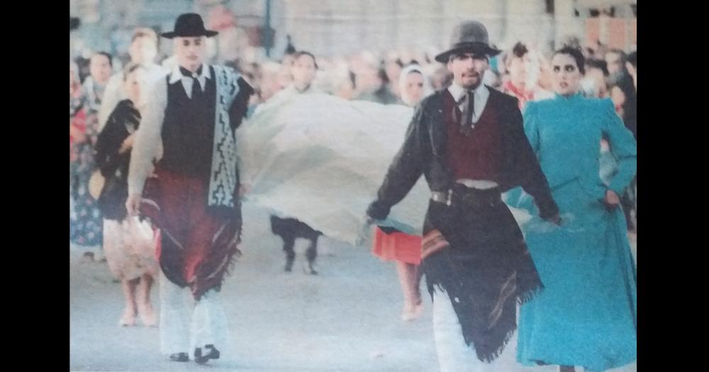 1998 Miles de personas se congregaban en la calle Vicente López para participar del desfile por el 182 aniversario de la Independencia argentina