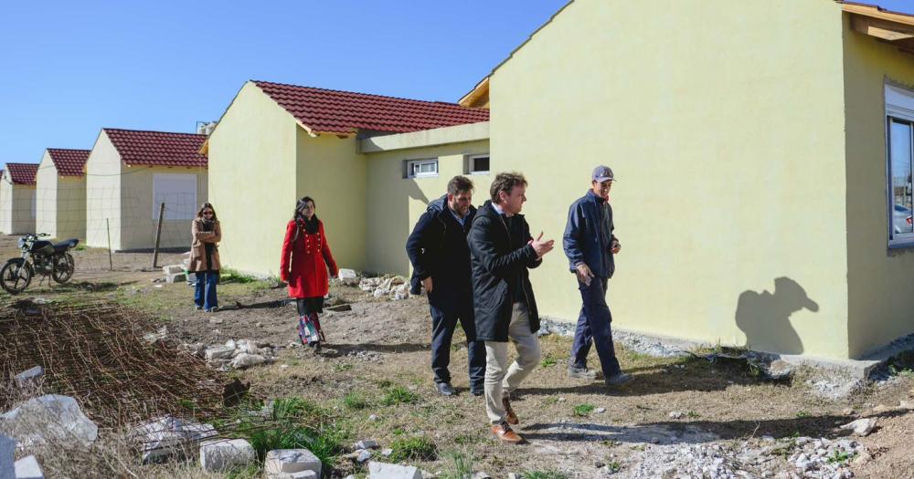 Wesner y el presidente del Instituto de la Vivienda recorrieron dos barrios en ejecucioacuten