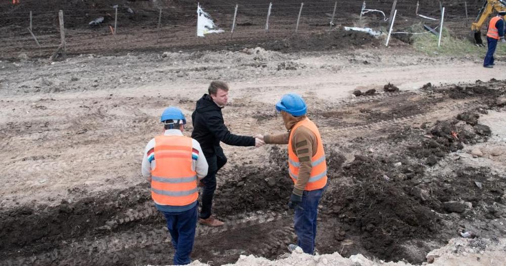 Wesner recorrioacute la obra del nuevo acceso a Sierras Bayas