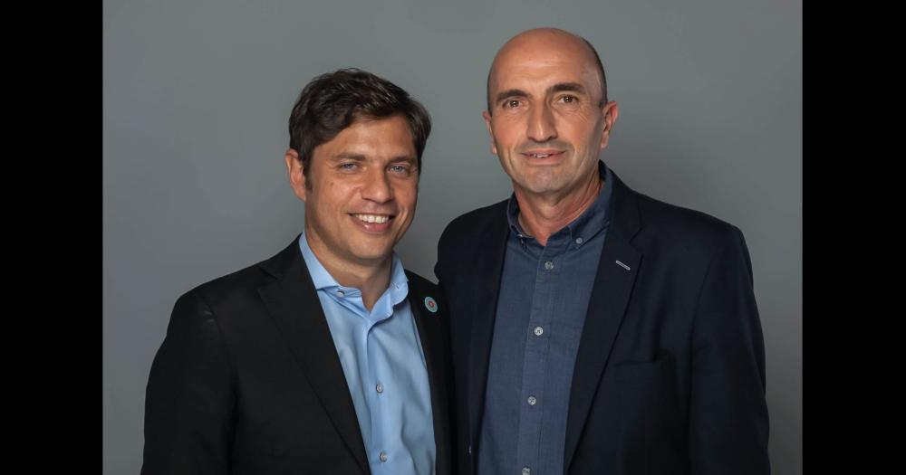 El candidato a gobernador de Unión por la Patria Alex Kicillof junto a Eduardo Rodríguez precandidato a intendente por Unión por la Patria Lista 4 Celeste y Blanca en Olavarría