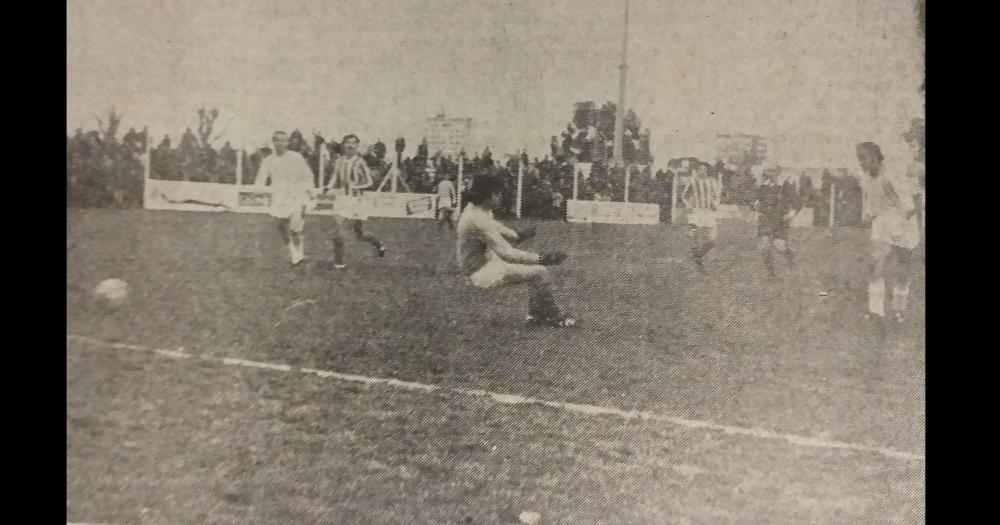 1973 La Selección de Olavarría vencía 3 a 0 (en la foto el gol de Alvarez) a la de Junín y se clasificaba para continuar en el Campeonato Argentino de fútbol