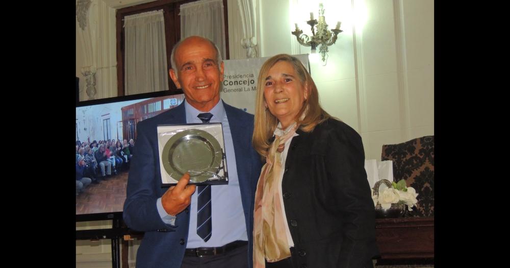 Daniel Salvador recibibió una plaqueta entregada por parte de Marcela Figueroa presidenta del Concejo Deliberante