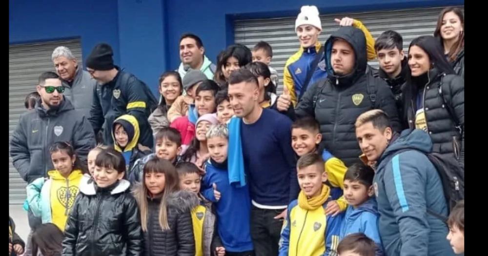 Lucas Janson fue recibido por decenas de hinchas xeneizes al llegar a la Bombonera