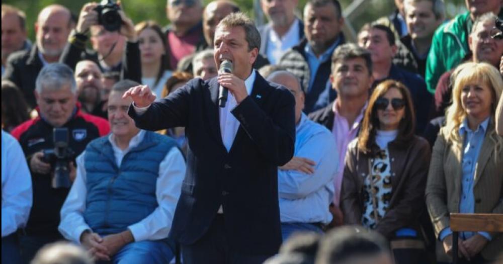 Acto multitudinario de Massa en Tucumaacuten