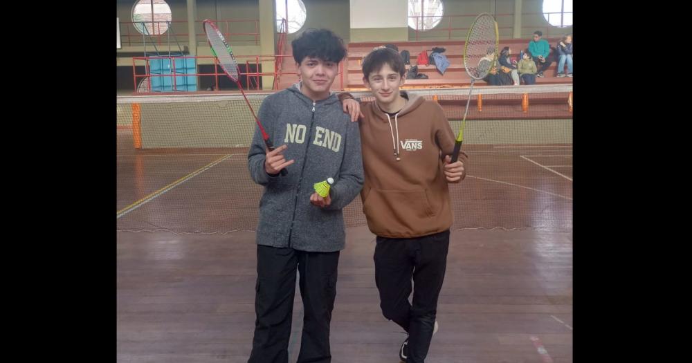 Los olavarrienses Mateo Alonso y Patricio Bravo se clasificaron a la final provincial en Badminton Sub16