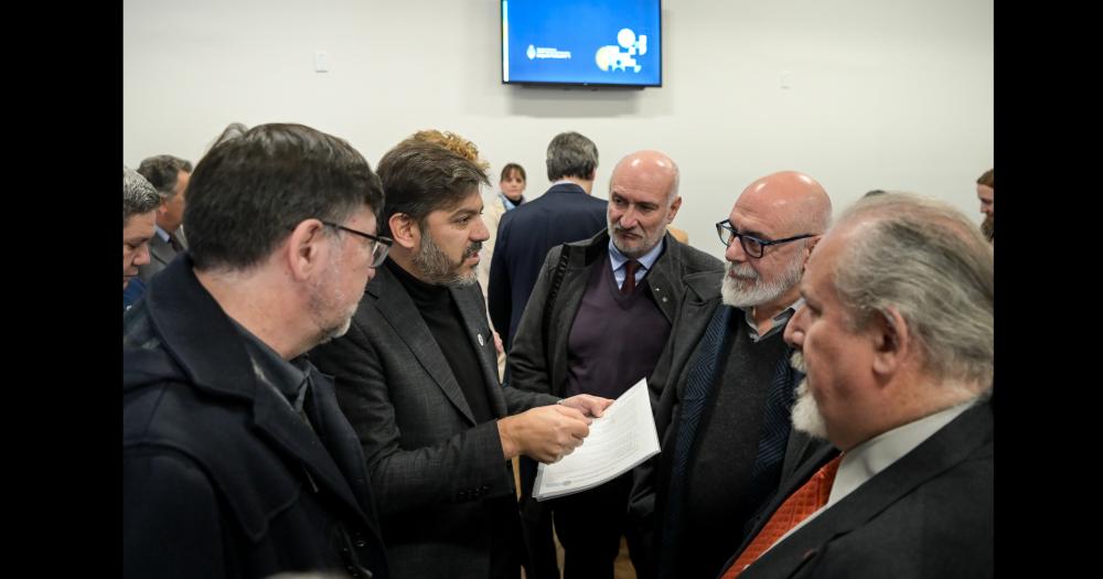 Carlos Bianco (Jefatura de Asesores del Gobernador) y el Dr Marcelo A Aba (rector de la Unicén) durante la firma del acuerdo