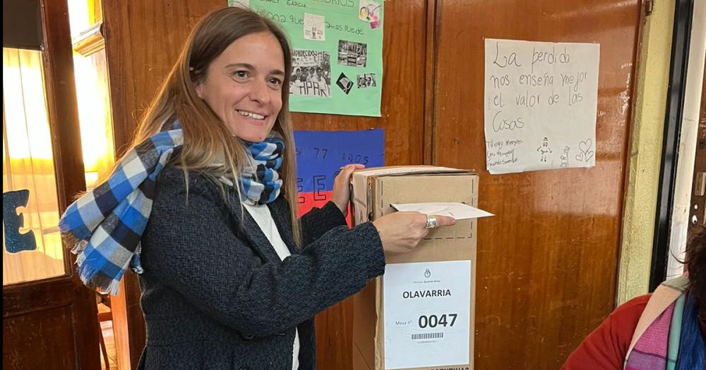 Voto Mercedes Landivar en la Escuela Ex Nacional