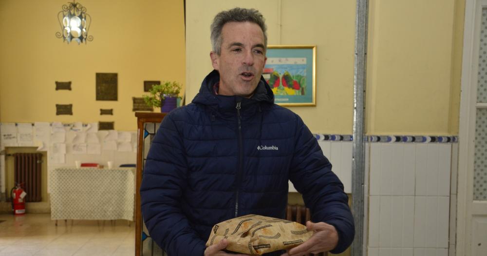 Dalton Jaacuteuregui llegoacute a la escuela con merienda para los integrantes de la mesa