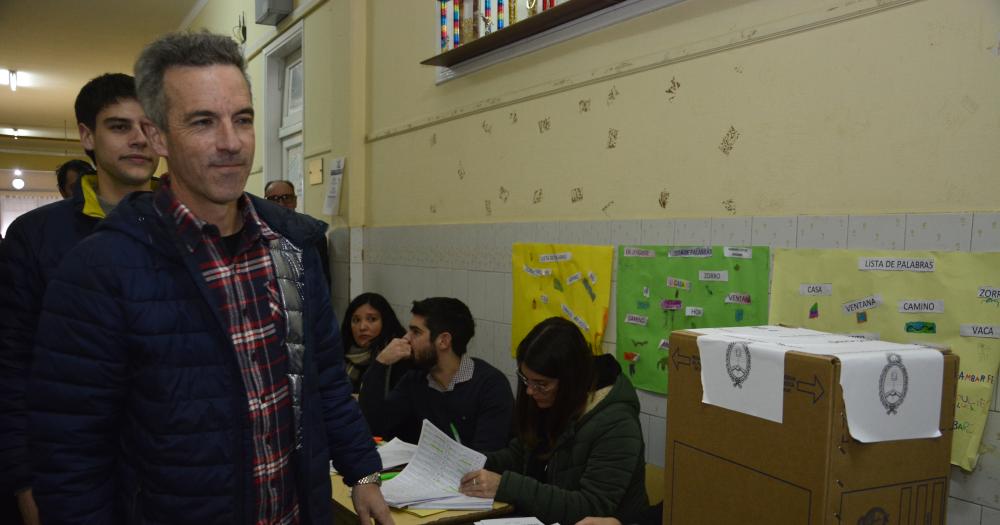 Dalton Jaacuteuregui llegoacute a la escuela con merienda para los integrantes de la mesa