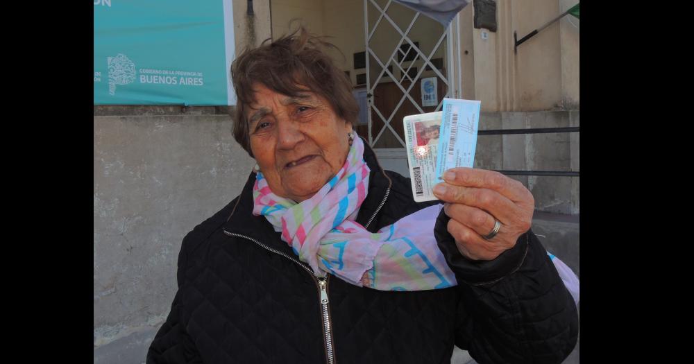 Carmen Pavón de Deffos con 86 años fue a votar temprano Contenta cuando salió del cuarto oscuro expresó- Voto porque soy argentina y quiero un país mejor