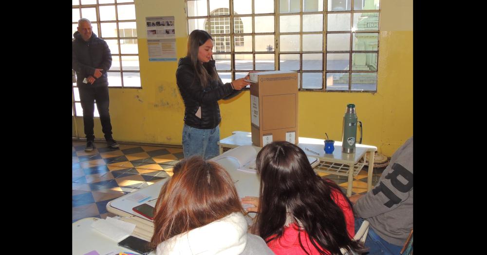 Un centenar de jóvenes menores de 18 años también hicieron uso de su derecho Con timidez recibían los aplausos cuando se acercaban a las urnas